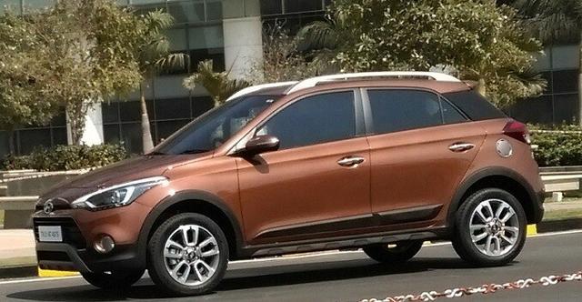 When compared to its hatchback sibling, the i20 Crossover gets slightly beefier exterior that give it a sporty appeal. The front fascia of the car gets a new skid plate, new bumper with large fog lamps, projector head-lights with daytime running lamps etc.