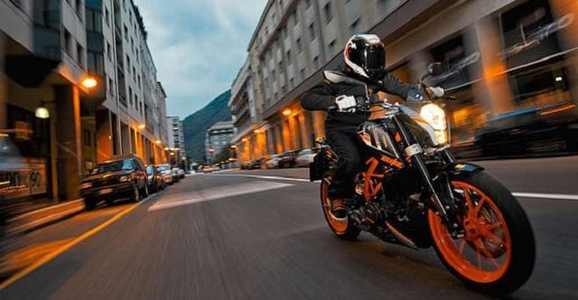 KTM dealers have confirmed that the 2016 RC and Duke 200 and 390 will get auto headlamps as standard that double up as daytime running lights.