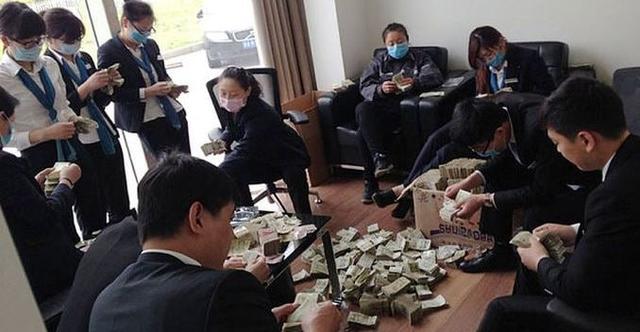 Ms Li, a businesswoman, apparently showed up at a dealership in Zhengzhou armed with 100,000 small denomination bank notes to buy a BMW 7-Series.