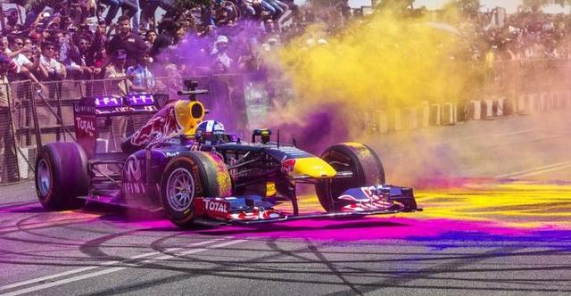 3 laps and several donuts later, Infiniti Red Bull Racing had quite literally left its mark on the city. But something extremely interesting happened just before the show - Sambha, a bandit, managed to steal the car.