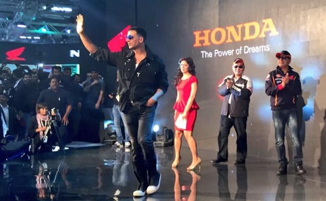Bollywood actor and Honda 2Wheelers' brand Ambassador, Akshay Kumar today paid a special visit to the brand's pavilion. Touted to be the 'asli khiladi' of Bollywood, his appearance was a pleasant surprise for the audience who swooping in for a glimpse of the actor.