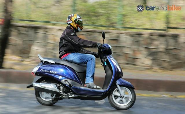 Suzuki has updated the 125cc scooter Suzuki Access, it gets a few design changes, gets an updated engine and also loses weight. We ride the all-new Suzuki Access 125 for a day and come back impressed. Is it the best 125cc scooter? Read on