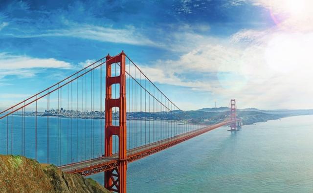 Bentley has recently released the world's highest-definition car photo featuring the new Mulsanne Extended Wheelbase in Rose Gold over Magnetic duo-tone version crossing San Francisco's iconic Golden Gate Bridge.