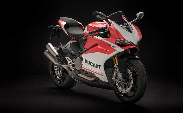 Bringing a special edition version this festive season, Ducati India has introduced the 959 Panigale Corse in the country priced at Rs. 15.20 lakh (ex-showroom). The special edition Ducati 959 Panigale Corse gets  a dedicated livery inspired by the Ducati Corse MotoGP colours that graces the Desmosedici GP 18 bikes ridden by Andrea Dovizioso and Jorge Lorenzo. The special edition version also comes with contrast finished black wheels to complement the new paint scheme. Bookings for the Ducati 959 Panigale Corse open today and is about Rs. 67,000 more expensive than the standard version.