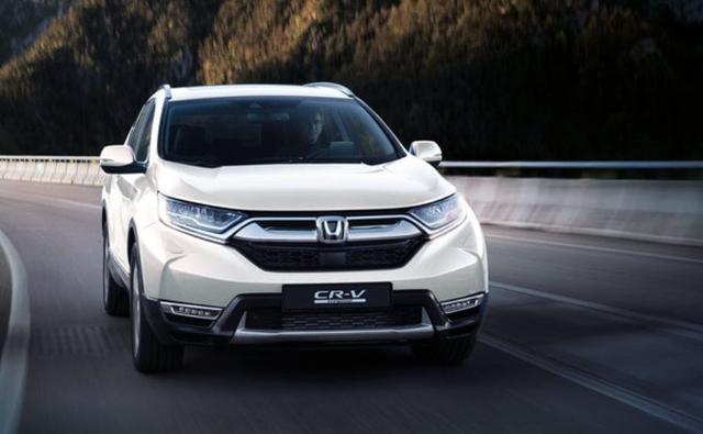 The Honda CR-V Hybrid version has been showcased at the ongoing 2018 Paris Motor Show. At the time of the fifth-generation Honda CR-V's global debut, the Japanese carmaker had confirmed that the SUV will get a hybrid version as well, and now at Paris, the carmaker has revealed the production-spec SUV.