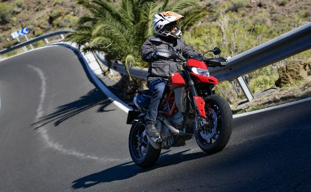 The 2019 Ducati Hypermotard 950 officially replaces the Hypermotard 939 and is in fact, an all-new motorcycle in every aspect. The front view - characterized by the trademark Hypermotard 'beak', surmounted by compact headlight with a Daytime Running Light (DRL) gives the bike excellent visibility and underscores a clear 'family feeling' with the previous generation models.