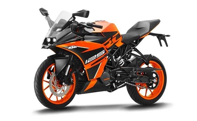 KTM India recently introduced the RC 125 in the country. The baby KTM RC 125 is the brand's smallest full faired offering and shares its underpinnings with the KTM 125 Duke. Priced at Rs. 1.47 lakh (ex-showroom India, Introductory), deliveries for the RC 125 have begun across dealerships. The KTM Rc 125 takes on the Yamaha YZF-R15 V3.0 at its price point, and it will be interesting to see if customers flock to the KTM dealerships instead of Yamaha's for a small capacity track tool. The RC 125 is about Rs. 17,000 more expensive than the 125 Duke and gets a number of changes including the clip-on handlebar, projector headlamps, LED DRLs, and of course, the full fairing.