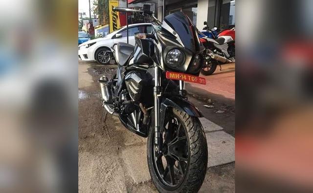 The Mahindra Mojo 300 is currently off the sales shelves as the motorcycle is yet to receive the now mandatory Anti-Lock Brakes (ABS) system. However, that could change soon as the manufacturer is testing the ABS-equipped Mojo 300 and the model was spotted recently and seems almost ready to hit the showroom. The bike in question is the Mahindra Mojo UT300 that was introduced last year as the more affordable derivative of the Mojo XT300. It is likely that the UT300 will get the ABS version first, and will be followed up with the XT300 later in the year.