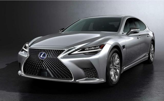 Japanese luxury carmaker Lexus has revealed the 2021 LS facelift. The flagship sedan from the automaker gets its first mid-cycle refresh after the fifth-generation model was introduced in 2017. The 2021 Lexus LS facelift brings subtle styling upgrades to the sedan, while the cabin has been upgraded with more tech and comfort over the older model. The LS is one of the more regal and elegant choices in the segment, and the facelifted model will make its way to India as well in the future.