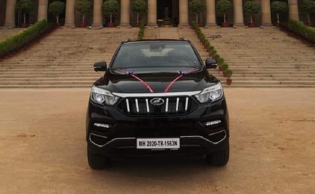 Mahindra, the homegrown automaker has delivered the first BS6 version of the Alturas G4 SUV to the Honourable President of India. Mahindra's flagship SUV was received by the Joint Secretary on the President's behalf at the Rashtrapati Bhavan. The vehicle delivered to the head of state of India was donned in black. However, there is no confirmation if the Alturas received any specific customisations before being delivered to the President. It is worth noting that the carmaker launched the BS6 iteration of the SUV in India earlier this year.