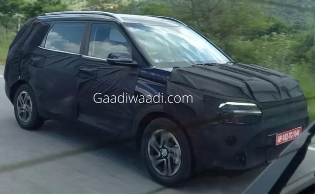 In the spy pictures, the silhouette looks a bit similar to the Kia Sonet giving us a hint that the new MPV could be based on the Kia Sonet.