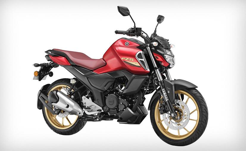 The 2022 Yamaha FZS-FI arrives with refreshed styling while the new top-of-the-line Dlx variant has been added to the line-up. The models will be available at all the authorized Yamaha Dealerships from the second week of January 2022.