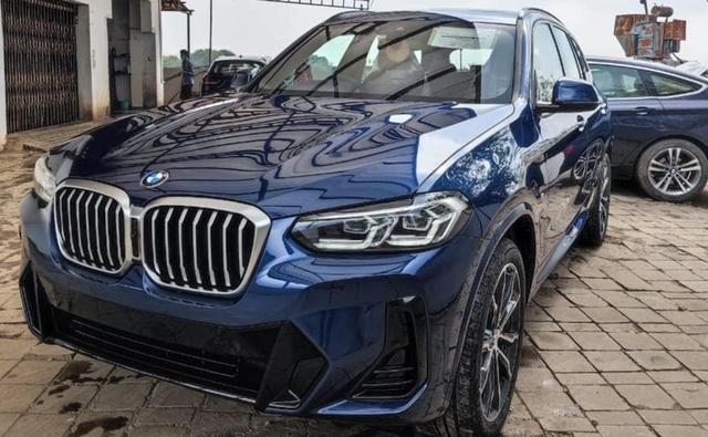 The 2022 BMW X3 facelift has been spotted at the dealer stockyard, ahead of its official launch. It is slated to go on sale in India on January 20, and bookings are already underway.