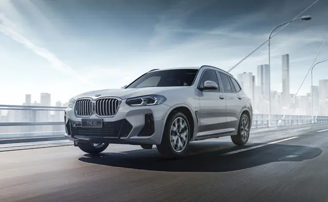 BMW offers the X3 facelift in two variants - X3 xDrive30i SportS Plus and the range-topping X3 xDrive30i M Sport.