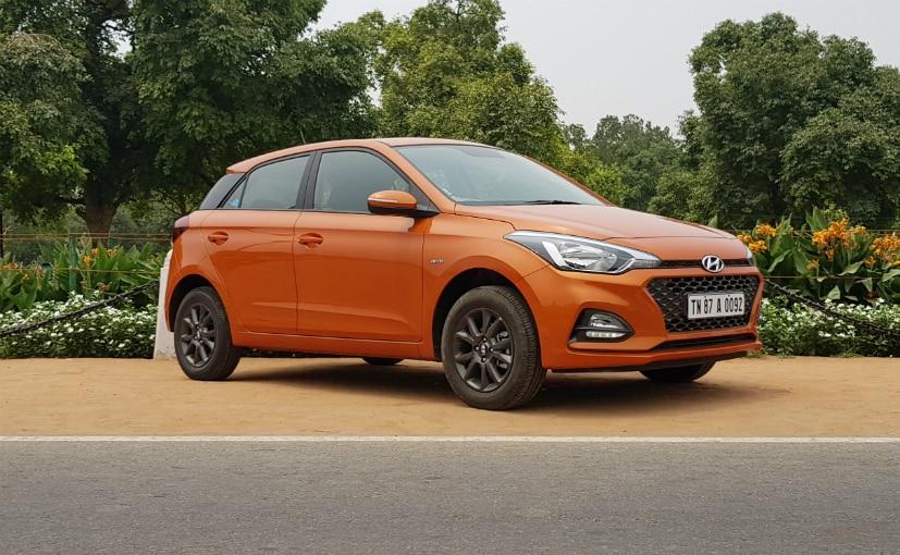 The Hyundai i20 CVT is available in two variants - the Magna and the Asta. Unlike the manual, which offers a higher, spec Asta (dual tone) and Asta (optional) variant, the CVT gets just the standard Asta, which is the top spec variant in its lineup. So what it looses out on as compared to the Asta(O) are a bunch of features that although aren't crucial, would have been nice to have. You don't get the projector headlamps with integrated LED DRLs for starters. Instead, you get a set of daytime running lights integrated into the bumper just below the fog lamps. And in my opinion, these look fantastic! You do however miss out on auto headlamps and cornering lights. You also get dark grey 15-inch wheels as compared to the larger 16-inch diamond cut wheels that are available on the optional package. You also loose out on the likes of a whole bunch of interior features like the leather wrapped steering wheel and gear knob, and the smart keyless entry with a start-stop button.