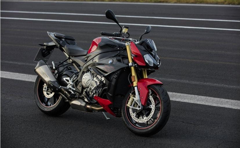 BMW Motorrad has launched the 2017 model of its popular S1000 R super-naked sportbike. It was first showcased at the 2017 EICMA along with the updated BMW S1000 RR sportbike and the S1000 XR adventure sport motorcycle. BMW Motorrad has given quite a few updates to the S1000 R such as a new lighter chassis, Euro IV compliant engine with a bump of 5 bhp from 157 bhp to 162 bhp and a 2kg reduction in weight from 207kg to 205kg. The 2017 model also gets a revised electronics package which includes lean-angle sensitive ABS along with a bi-directional quick-shifter as well.