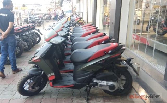 The Aprilia SR150 is extremely popular amidst enthusiasts and is a strong seller for Piaggio India as well. Already available in three colour options, the 150 cc scooter is all set to receive a new olive green shade going by the latest images. The new shade was recently spotted at a dealership and is likely to be officially announced soon.