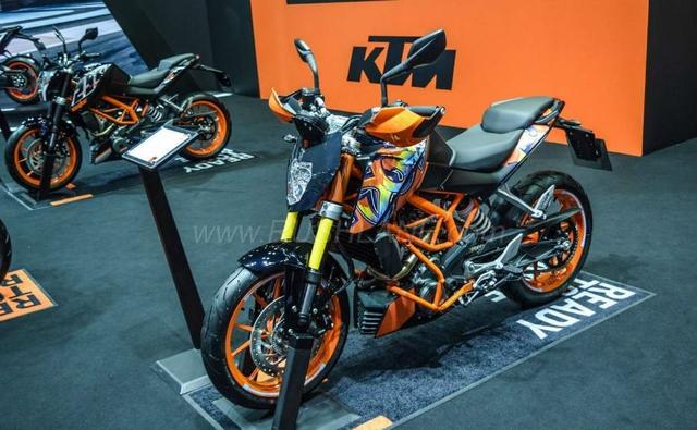 The KTM 250 Duke Special Edition was recently launched in Thailand at the Bangkok International Motor Show 2018. The 250 Duke special edition is specific to the Thai market and is priced at 179,900 Baht (around Rs. 3.73 lakh). The KTM 250 Duke Special Edition gets a host of cosmetic upgrades for a more funky and urban appeal than the standard model.