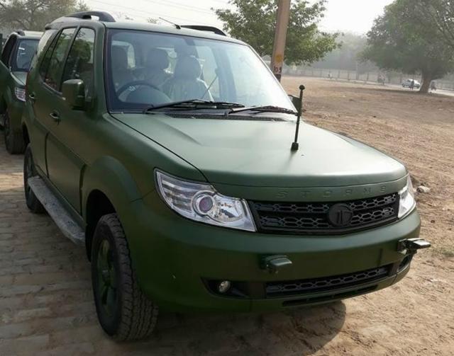 About a year ago we brought you the news about Tata Motors being selected to supply 3,192 units of the Safari Storme to the Indian army. As a replacement to the ageing Maruti Suzuki Gypsy, the Tata Safari Storme would be ideal since it met a list of criteria that were set by the Indian Army - hard top, 800 kg payload capacity and air conditioning. And now here are some of the first pictures of the Safari that has finally been readied for the Indian Army in a cool matte green paintjob. The Tata Motors SUV supply to the army will also be complimented by SUVs from Nissan and Mahindra.