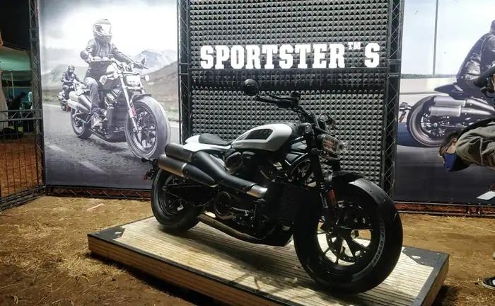 Harley-Davidson Sportster S Quick Compare