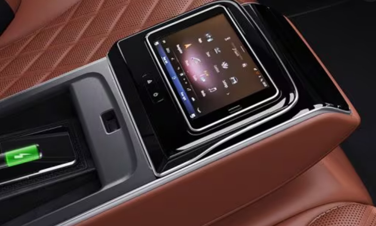 Mercedes Amg S Class Wireless Charging System For Mobile Devices In The Rear Mercedes Amg S Class Wireless Charging System For Mobile Devices In The Rear