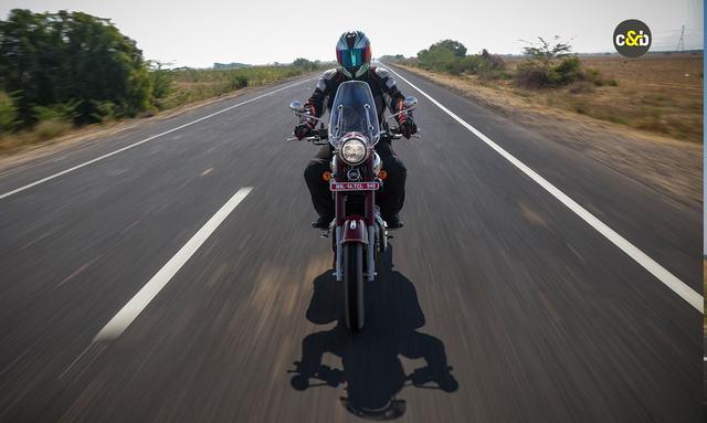 The erstwhile Jawa Classic, which had a 293 cc engine, now gets a bigger 334 cc engine from the Perak and the Jawa 42 Bobber, along with other updates. But there’s more to it and it is intriguing, few updates that the motorcycle gets. Read our review for a complete lowdown on the new Jawa 350. 