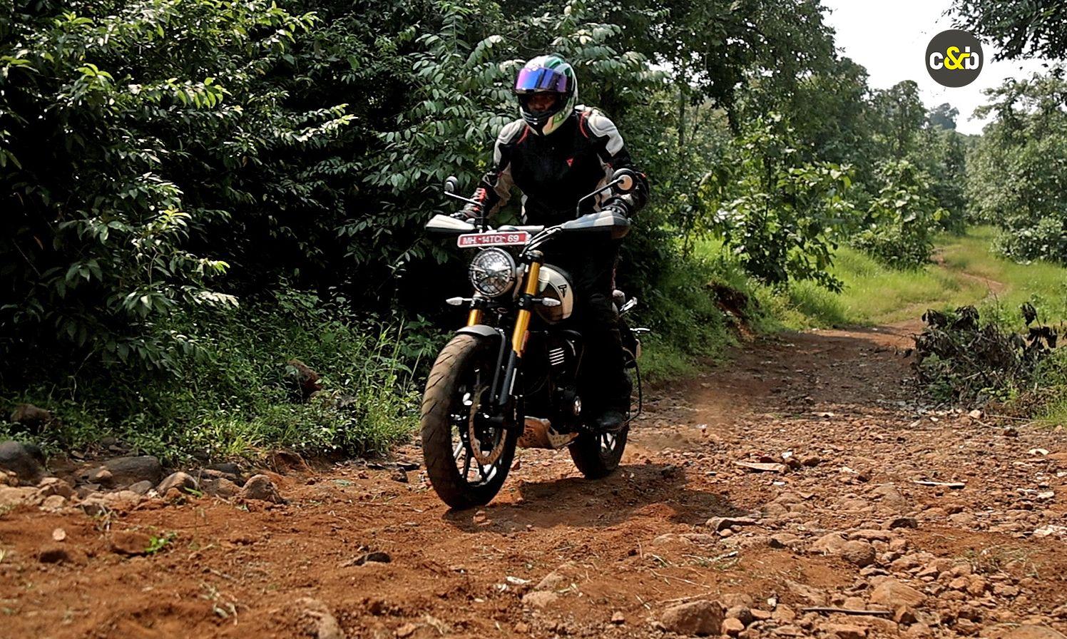 Attractive pricing, strikingly good looks and solidly capable! The Triumph Scrambler 400 X is a fun, fabulous and somewhat flawed machine which is difficult to ignore in the budget ADV segment. And yes, we know it’s a scrambler, not an ADV. 