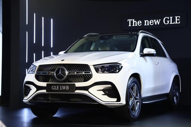 The GLE facelift is only offered in the Long Wheelbase (LWB) format and comes in three variants, an entry-level diesel – GLE 300 d 4Matic, along with a pair of top-end petrol and diesel options – GLE 450 4Matic and GLE 450 d 4Matic.