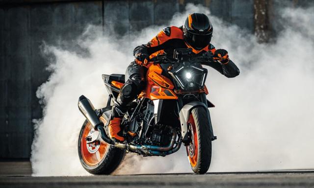 The KTM 990 Duke succeeds the immensely popular 890 Duke and is powered by a 121.4 bhp 974cc motor