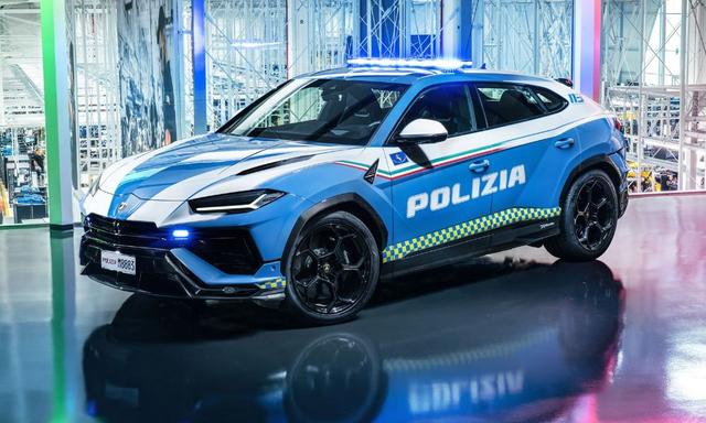 The Urus will be used by the state police for special purposes, including transporting organs and plasma, in Rome, Italy.