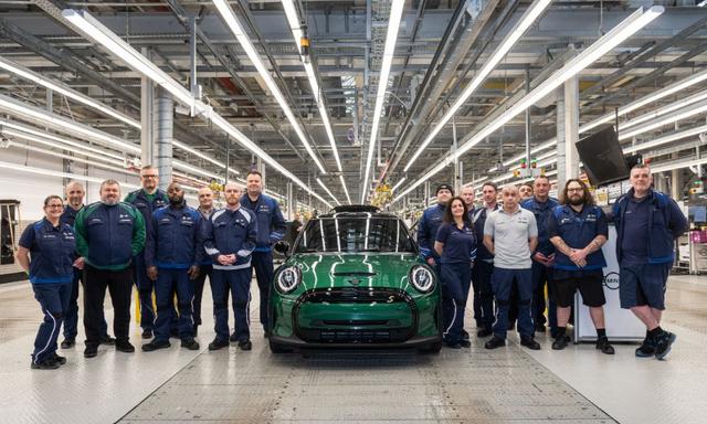 The one-millionth Mini 3 door of the current generation was produced at the company's Oxford plant in the United Kingdom.