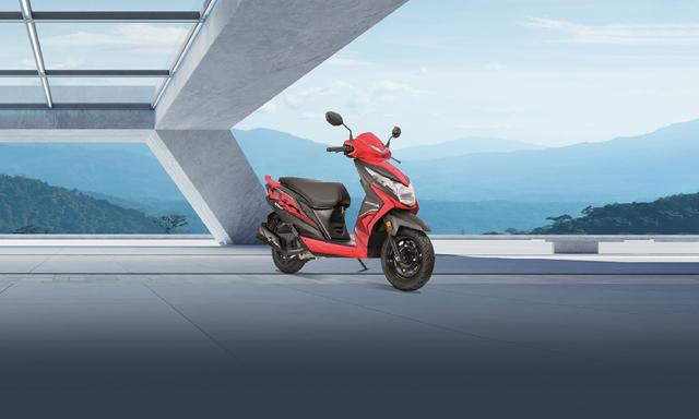 Updated Dio gets a new top variant with Honda’s H-Smart keyless functions and alloy wheels.