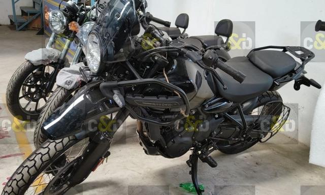 The motorcycle was spotted without any camouflage, sporting an all-black livery, parked in a warehouse along with other Royal Enfield bikes