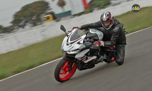 We ride the Aprilia RS 457 at the Kari Motor Speedway in Coimbatore and from our first ride experience, the RS 457 comes across as friendly and forgiving, but entertaining as well.