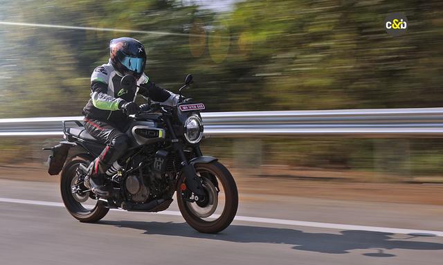 Successor to the outgoing Svartpilen 250, the all-new Svartpilen 401 is bigger, brasher, more powerful and better equipped, making it a true scrambler. Read on to find out how this motorcycle in the first ride review in pictures