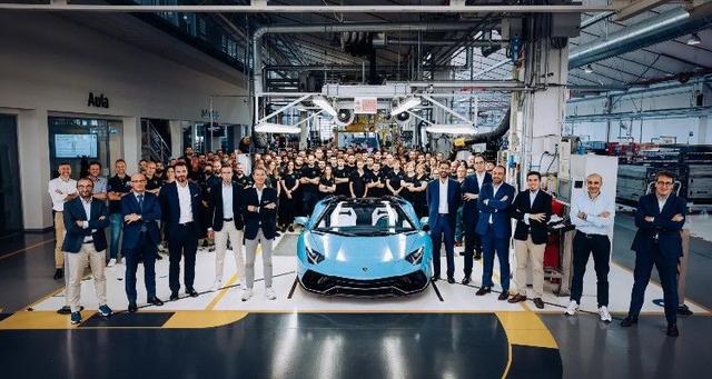 The final Aventador LP 780-4 Ultimae Roadster rolled out in the special light blue Ad Personam colour and will be heading to the Swiss market. 