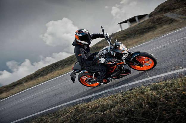 KTM 390 Duke is now available in new Black colour scheme