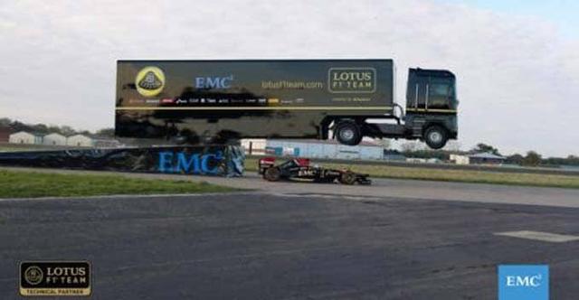 We recently told you about a Guinness Record being set for the tightest parallel parking and now here's another one, only this one involves a F1 car and a truck. EMC teamed up with the Lotus F1 Team and managed to set a Guinness World Record for the longest truck jump.