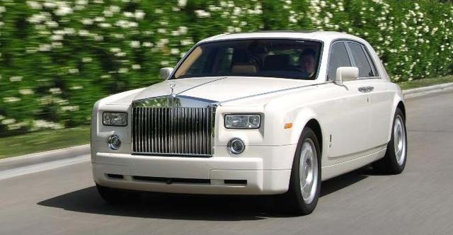 The benevolent brother that Salman is, he gifted the newly weds a white Rolls-Royce Phantom.