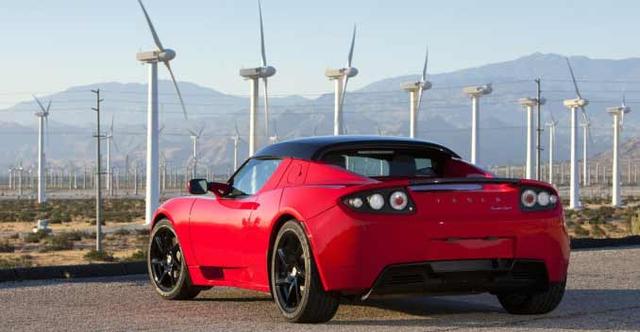 Tesla has officially unveiled the Roadster 3.0 package. The car has been designed to take advantage of recent developments in the field of battery technology. The 3.0 package will include a new lithium- ion battery with a capacity of roughly 70 kWh and according to the people at Tesla, the new battery is about the same size as the original but stores 31% more energy.