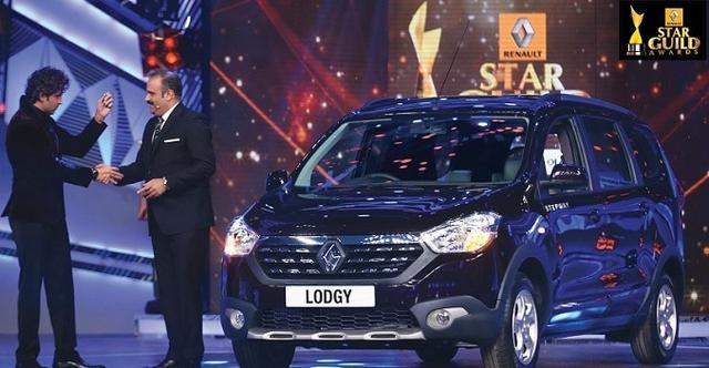 Hrithik Roshan Becomes the First Customer of Renault Lodgy MPV in India