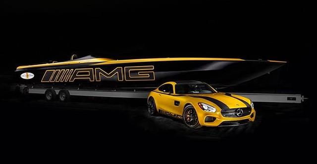 Cigarette Racing and Mercedes-AMG have officially unveiled the Cigarette Racing 50 Marauder GT S concept at the Miami International Boat Show. We have already seen the sketches of these but now what you see is the real deal.