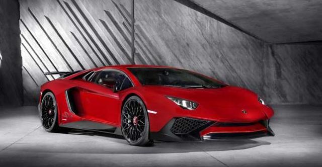 Lamborghini has been teasing this fast car for a while now and finally on the Volkswagen Group Night, the company has taken the wraps off the Aventador LP 750-4 Superveloce. As you expect from every SV model, this is a more hardcore Aventador.