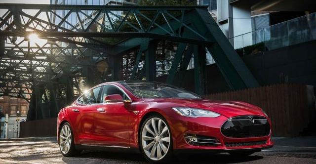 At least four major automakers - General Motors Co, Ford Motor Co, Nissan Motor Co Ltd and Volkswagen AG - plan to race Tesla to be first to field affordable electric vehicles that will travel up to 200 miles (322 km) between charges.