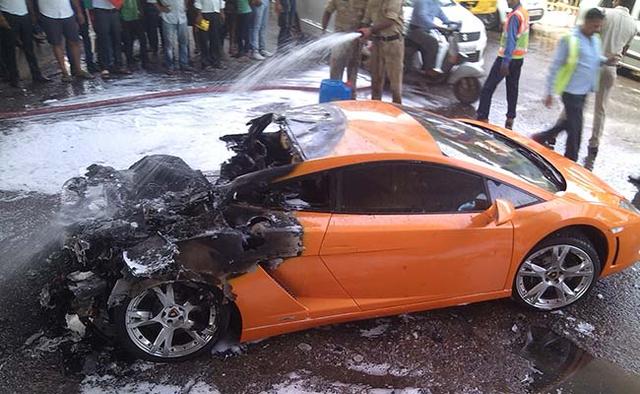 An Arancio Borealis (Italian for Orange) Lamborghini Gallardo suddenly caught fire in South Delhi's Badarpur area. It is said that the car was returning from the service centre when it caught fire.
