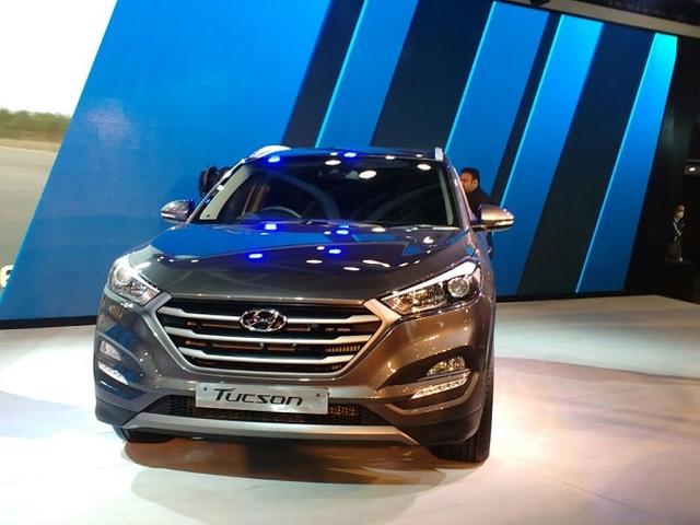 Bringing the nameplate back to India after almost a decade, Hyundai India has launched the new generation Tucson SUV in India. In its third generation, the SUV has been creating a lot of buzz in the market  and also received positive reviews when it was first showcased at the 2016 Auto Expo this February. The Price ranges from Rs. 18.99 lakh to  24.99 lakh (ex-showroom), and the new-gen Hyundai Tucson competes with the likes of Honda CR-V, Skoda Yeti, and SsangYong Rexton.