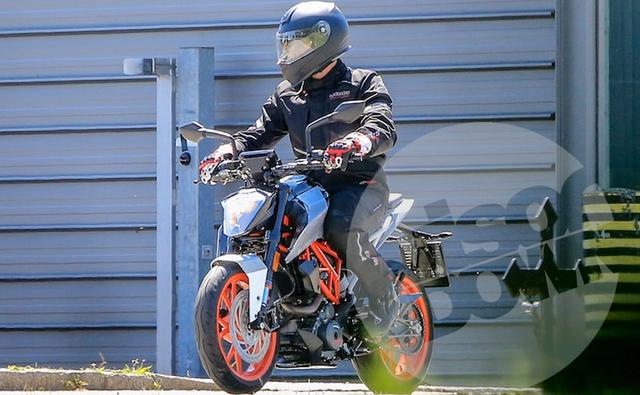 All set to move to the next generation later this year, the 2017 KTM Duke 125 was spotted testing almost uncamouflaged in Europe, giving a glimpse of the new Duke family that is likely to make its debut at EICMA Motorcycle Show in November.