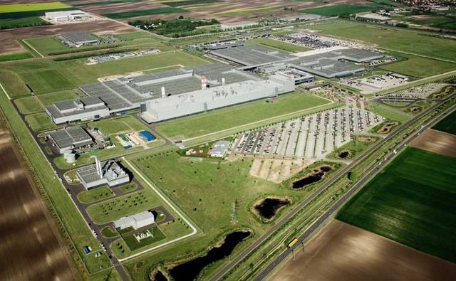 Mercedes-Benz will build a second plant at its site in Kecskemet, Hungary. The new 'flex-plant', which will receive an investment of nearly EUR one billion, will create around 2,500 new jobs at the site as well as additional jobs at suppliers in the region and in German plants.
