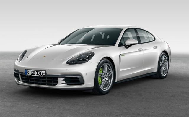 Porsche recently showed off the Panamera 4E Hybrid which packs a solid punch but in a green way. Let us explain it to you. This Porsche produces a total of 462bhp (fuel and electric motor combined) and has a fuel efficiency of almost 40 km/l, for a Porsche Panamera!