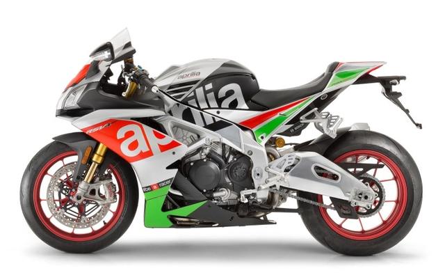 The motorcycle expo season has kicked off with the Intermot Motorcycle Show in Cologne, Germany and manufacturers are lining up to reveal and new and updates versions of their offerings. Starting with the Italians, Aprilia has announced updates on the Tuono V4 1100 and RSV4 for the 2017 model year with both motorcycles getting updated electronics and hardware.